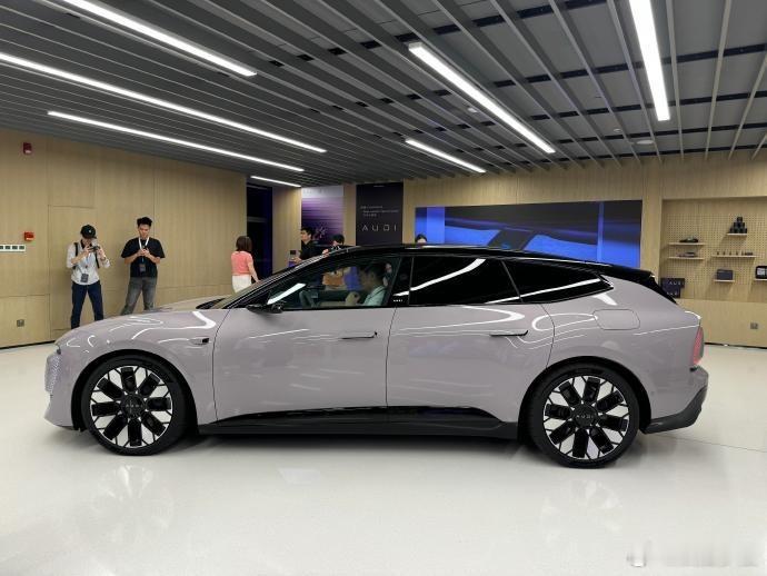 奥迪A5 Sportback的流线型设计，在城市中划过一道优雅的风景线。这不仅仅