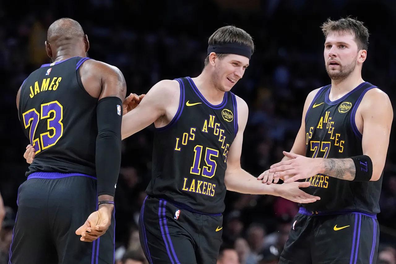 若不是艾顿出现低级失误，八村塁状态不佳，詹姆斯今日助攻上双本是毫无问题。
倘若里