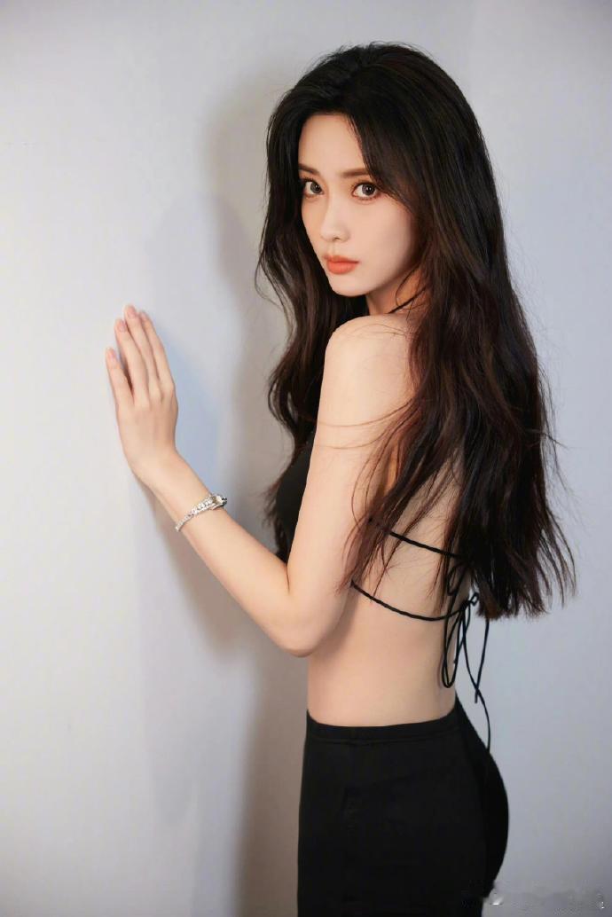 孟子义这肚兜有点顶不住啊 ​​​