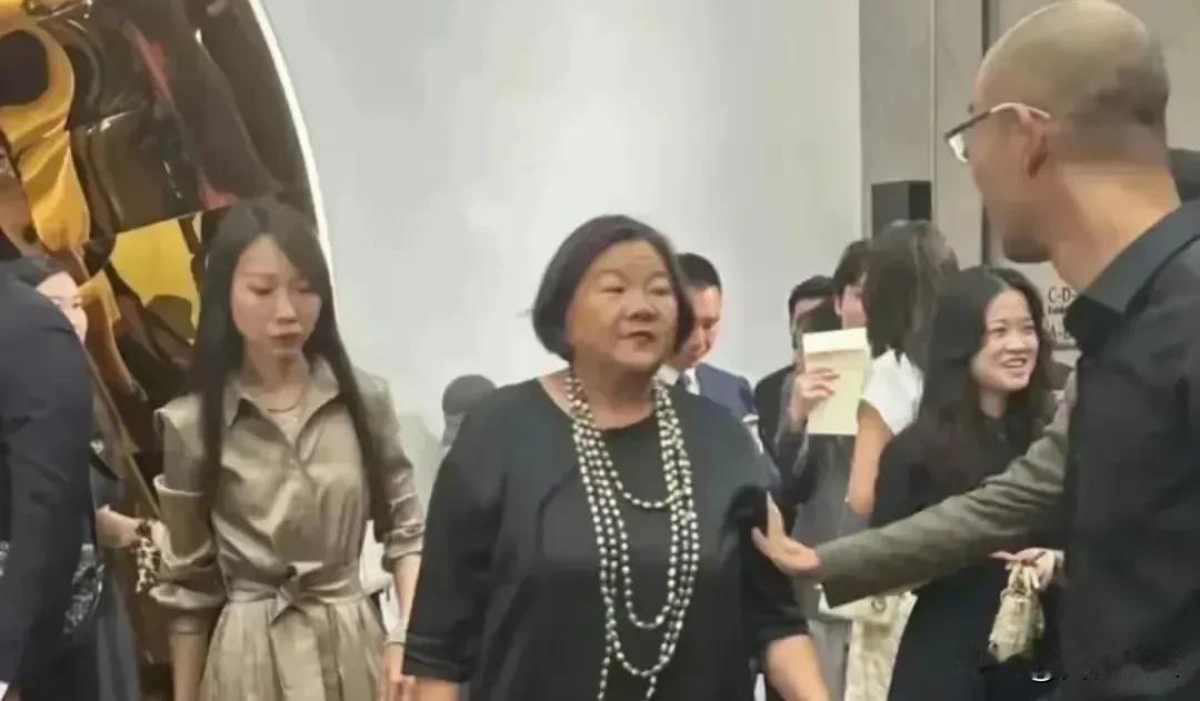 四和娱乐:关注
三米之内，寸草不生——记独特气场的女强人

在纷扰复杂的世间，有