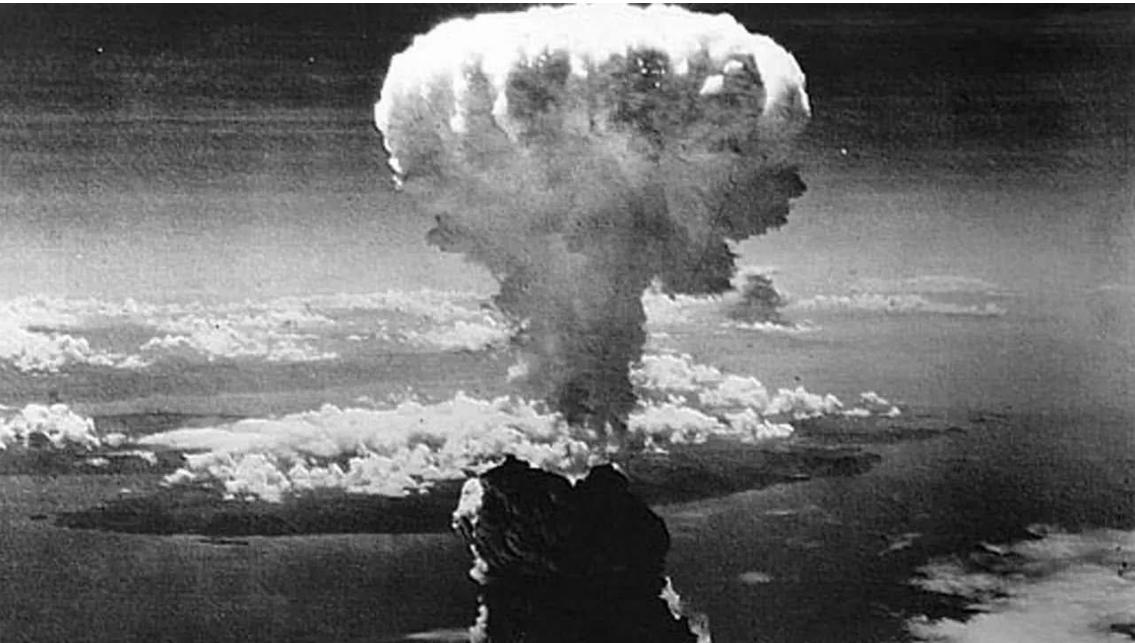 1945 年 8 月 6 日，“小男孩” 原子弹在广岛上空 580 米处引爆，1