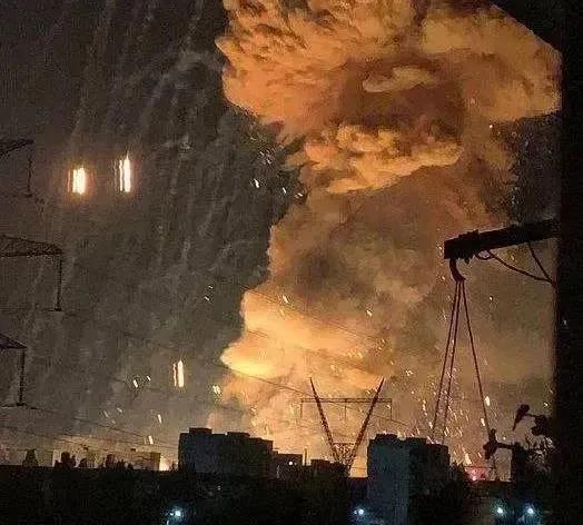 又炸了！俄媒刚刚报道，乌克兰无人机再次袭击俄罗斯境内弹药库，发生剧烈爆炸。而就在