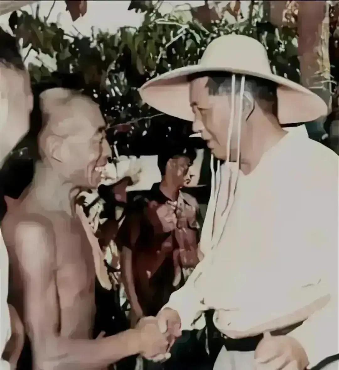 光膀子的老农民，
看到了毛主席老人家，
毛主席老人家给咱亲切握手！
毛主席老人家