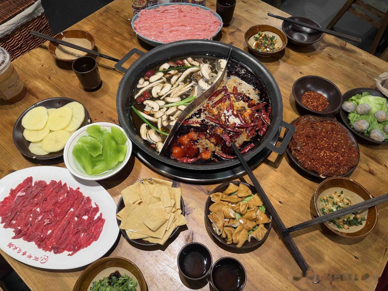 这既是餐桌礼仪，也是很多人用餐的选择你认为该推广公筷吗？我认为应该。
@豆包 帮