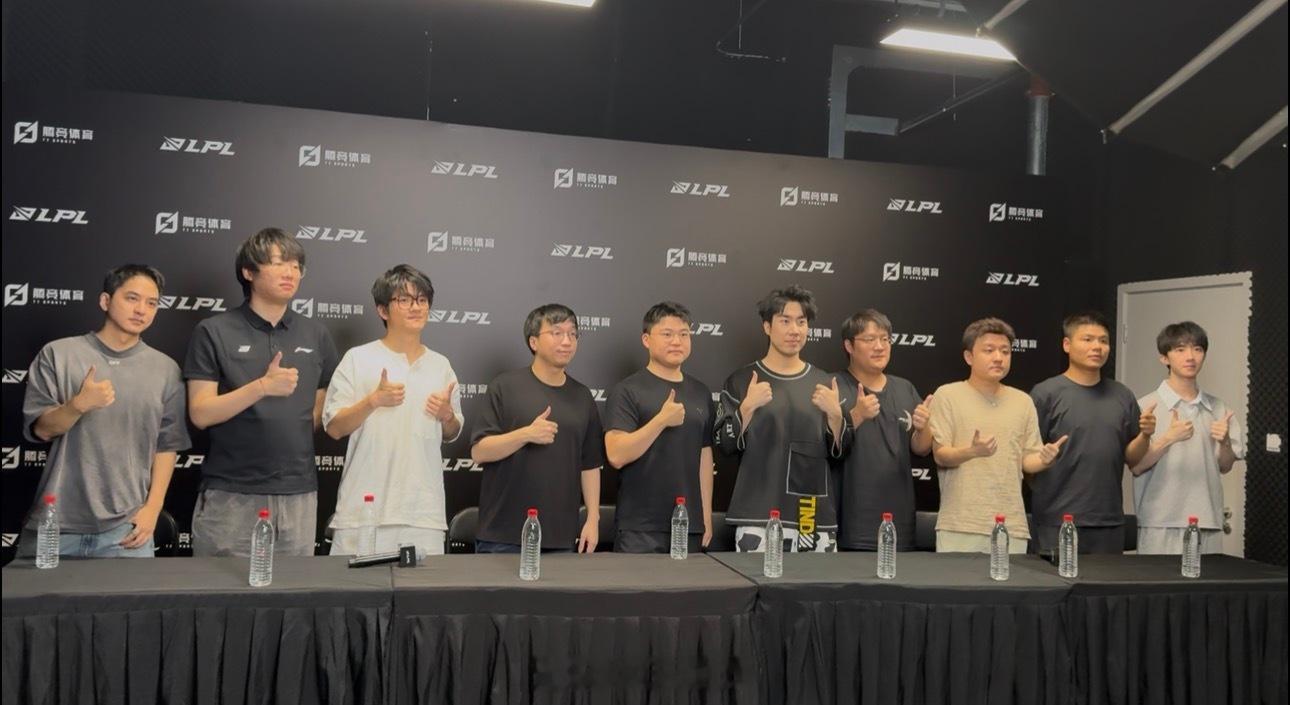 👍👍👍大合照孙亚龙说被Uzi打退役Zzr复刻Faker招牌动作