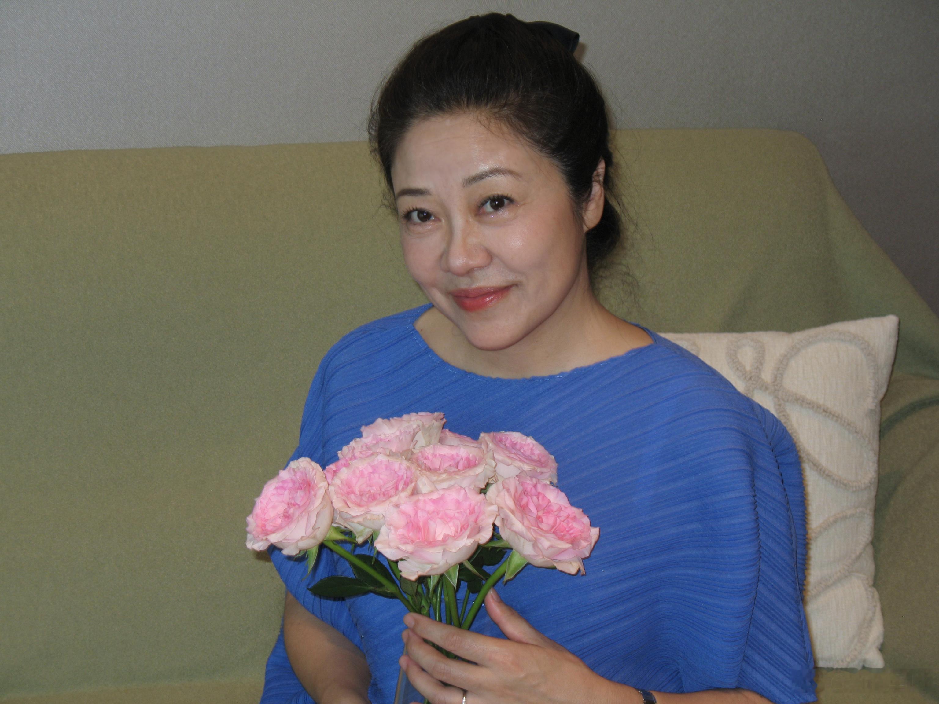 完全骨相美女啊每次都要感叹 我妈颞区长得太完美了吧 