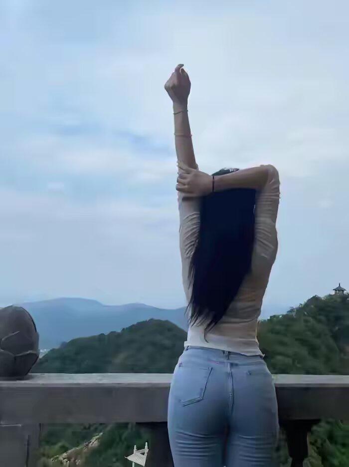 冯唐说： “一个人最顶级的愚蠢， 就是焦虑。 人生本来就是一个 见招拆招的过程。