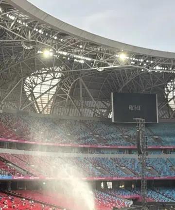 许嵩武汉演唱会也太贴心了！现场备好纳凉区、冰桶、降温贴与防暑物资，开场前洒水降温