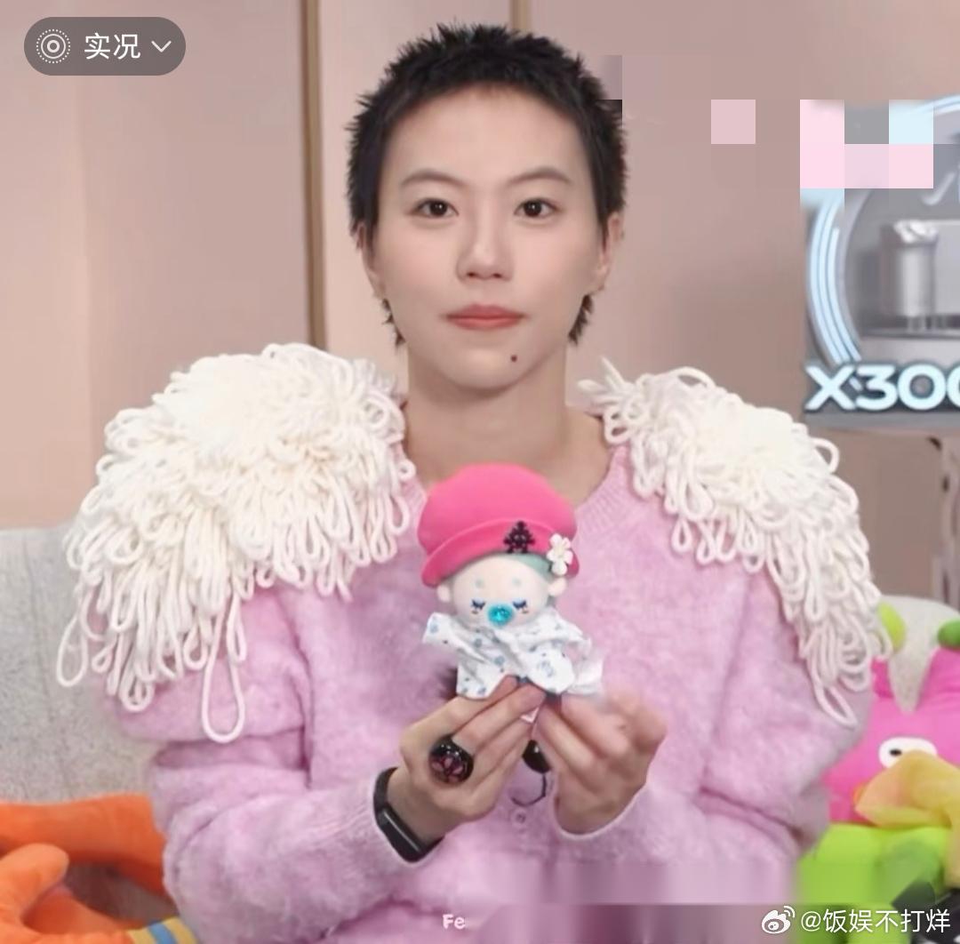 其实明眼人都看得出来， 窦靖童票数这么高， 根本不是她唱得有多好听，而是大家对她