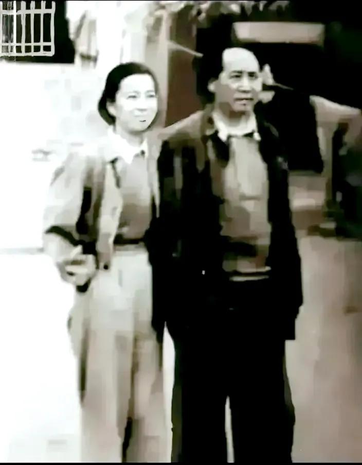 毛主席珍贵的夫妻合照

相信很多人和我一样第一次看到这张照片，这是伟人夫妻在延安