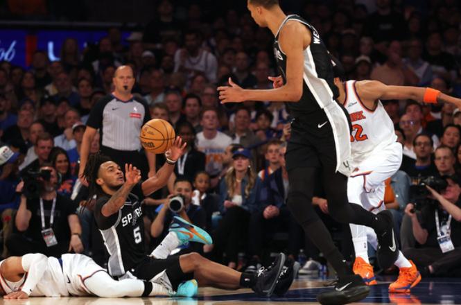 NBA总决赛，尼克斯对阵马刺的G4比赛中，出现了非常奇葩的一幕。第一节比赛快要结