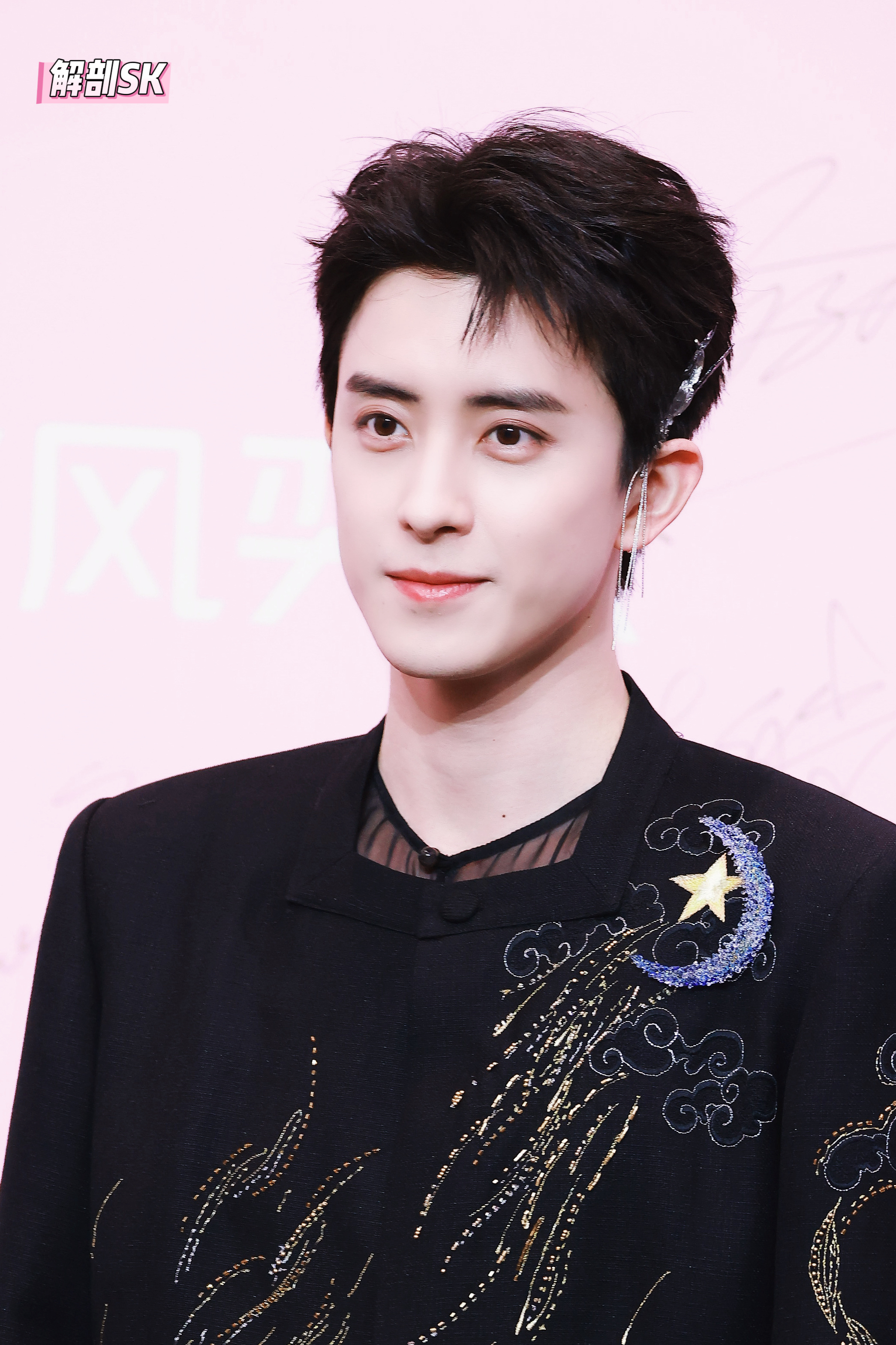 💫🌟✨今日造型师💯把白月梵星穿在身上了！！！ ☪️ 耳饰也好亮眼[送花花]