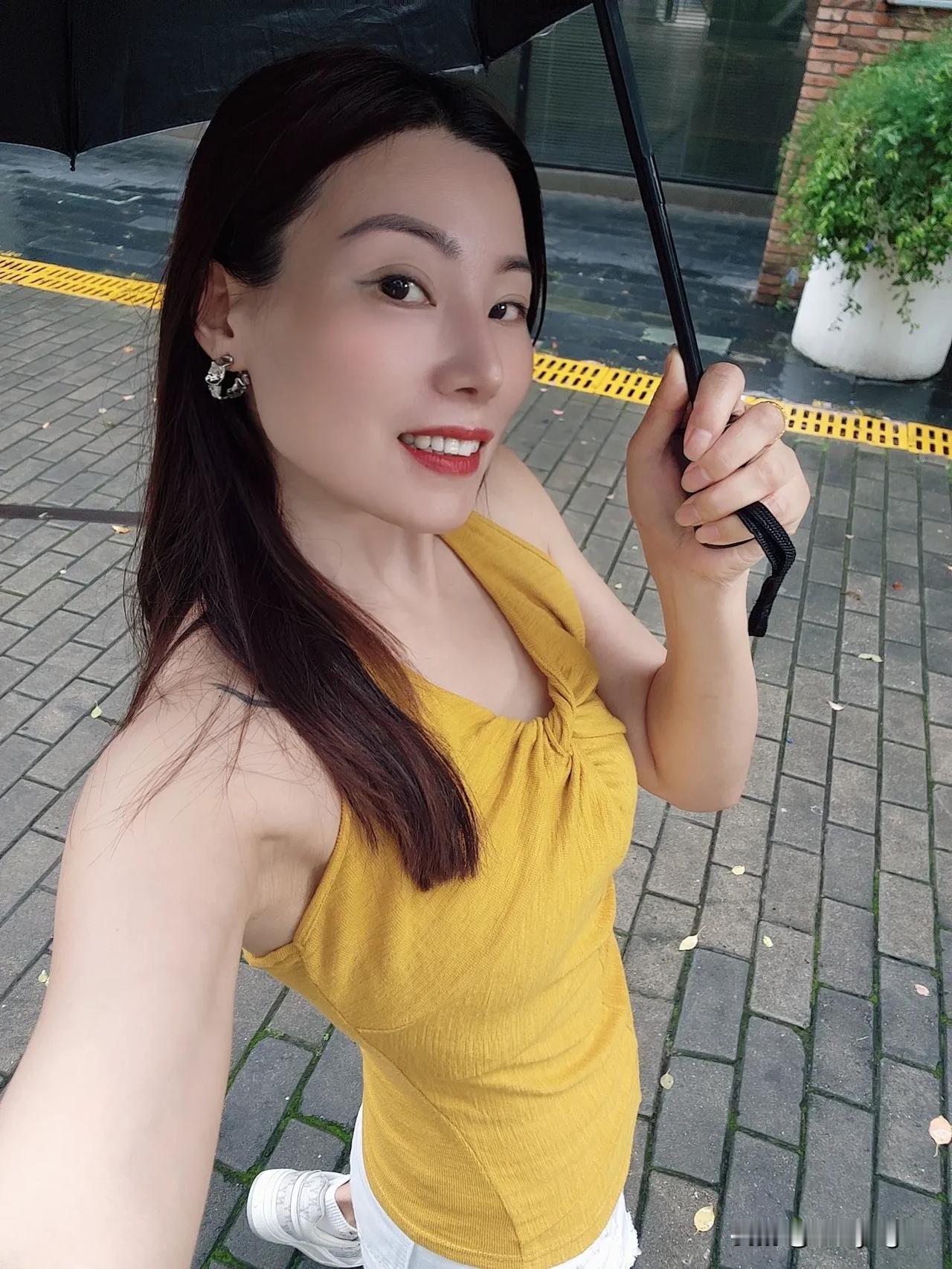 愿我们都能：眼里有光，手中有事，心中有爱，活成自己最精致的样子。记录自己爱生活爱