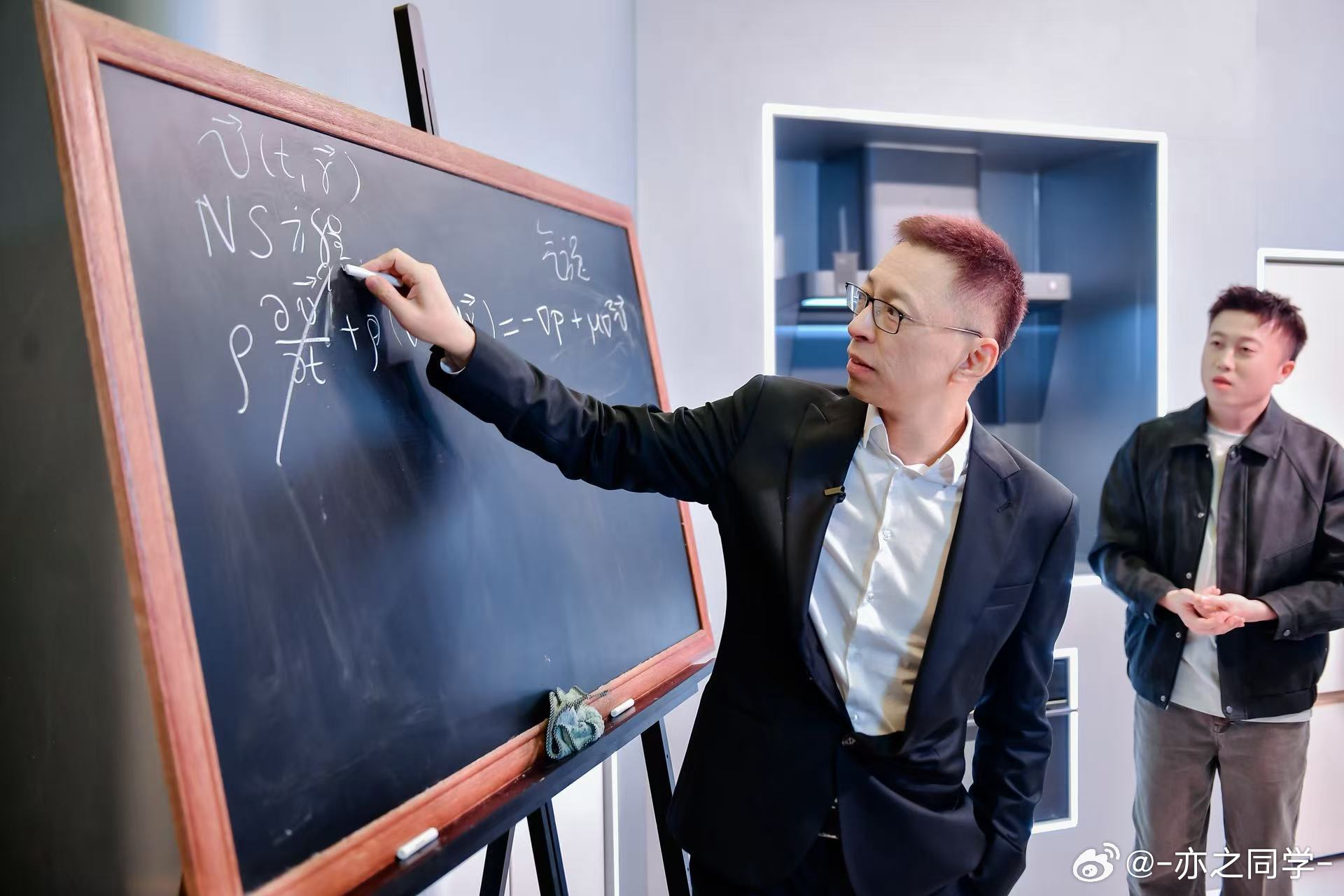 2026AWE 现场惊现物理课堂！直接搬来黑板，为大家拆解背后的流体力学密码。被