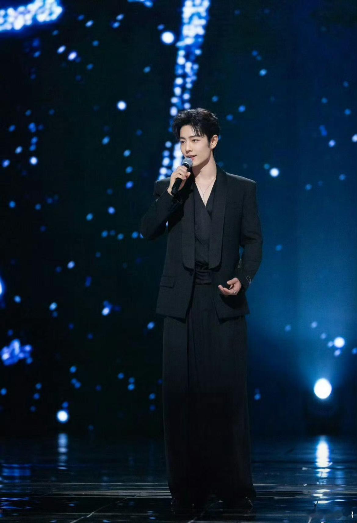 肖战网络视听盛典舞台剧照肖战 这组黑西装剧照直接美到失语！巴尔曼2026春夏首穿