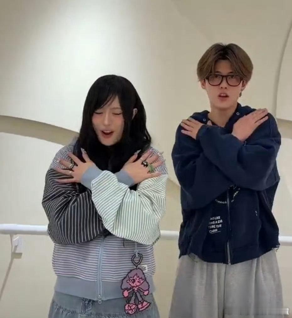 沙一汀柳多恋合拍沙一汀柳多恋合拍手势舞这合作真的是1+1大于2的效果，手势舞跳得