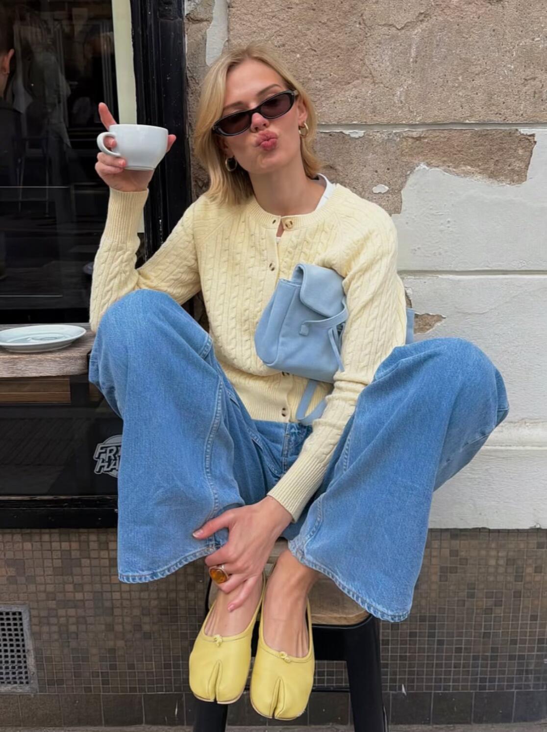 这个博主超会搭呀，尤其擅长基础款！
简单的针织衫、牛仔裤、白T,在她手里总能穿出