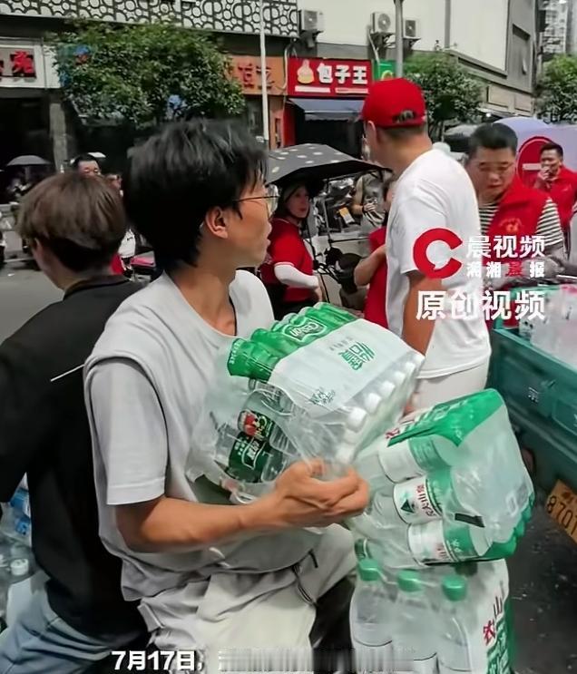 离山体滑坡大约两公里的距离，记者了解到目前前面的路已经封闭，消防车进去后很难调头