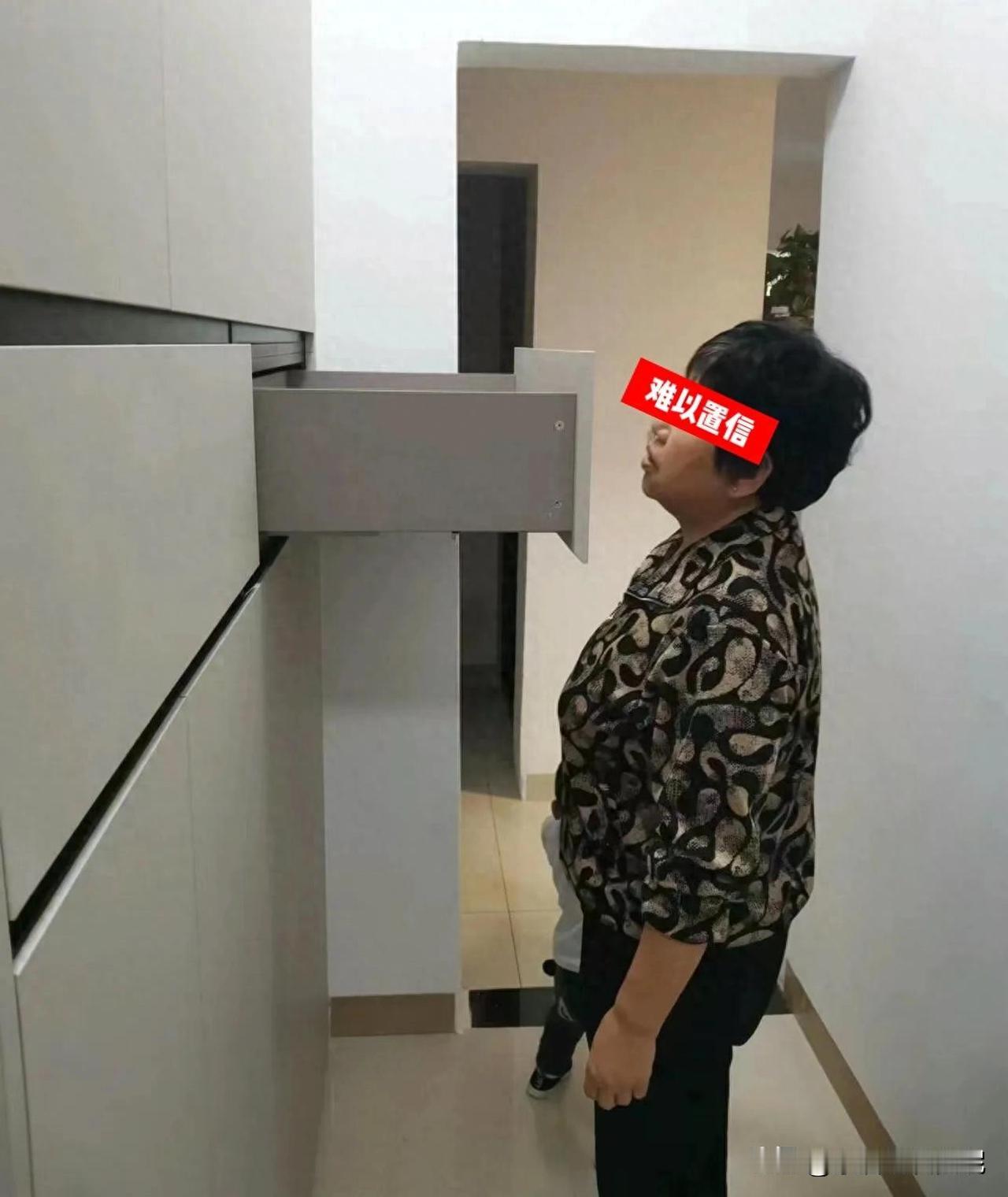 去年装修那会儿，跑了好几家全屋定制，报价单看得我眼晕。颗粒板一投影面积一千多，多