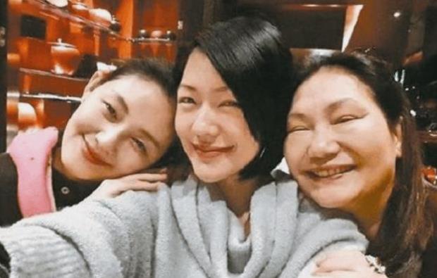 大S那么漂亮那么爱美的一个女人，一个明星，被一把火烧了，特别可惜，特别心痛！
 