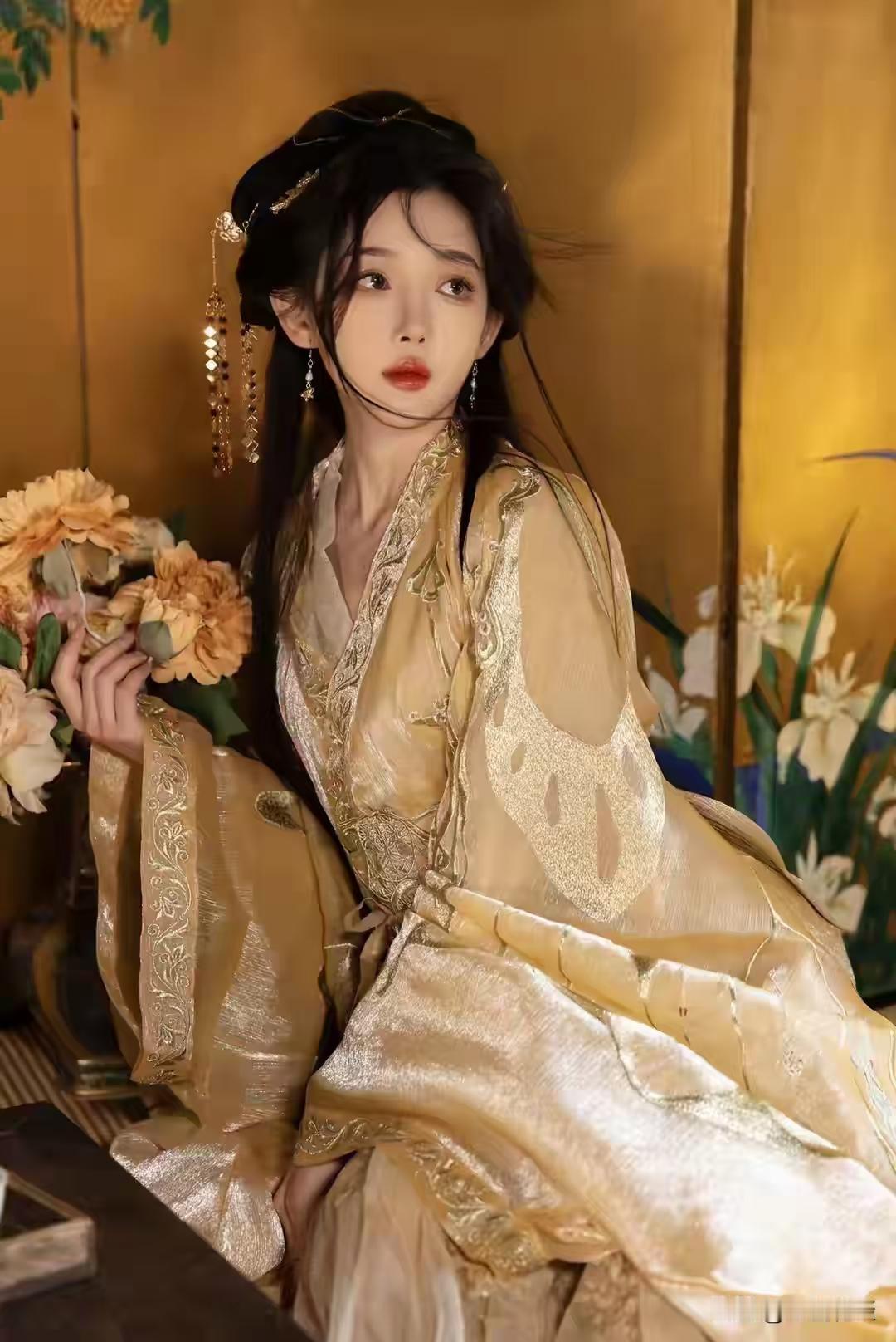 清江引·汉服佳人
汉服流芳风韵绮，
伊影娇柔丽。
屋内暗影昏，
发乱樱唇媚。
拂