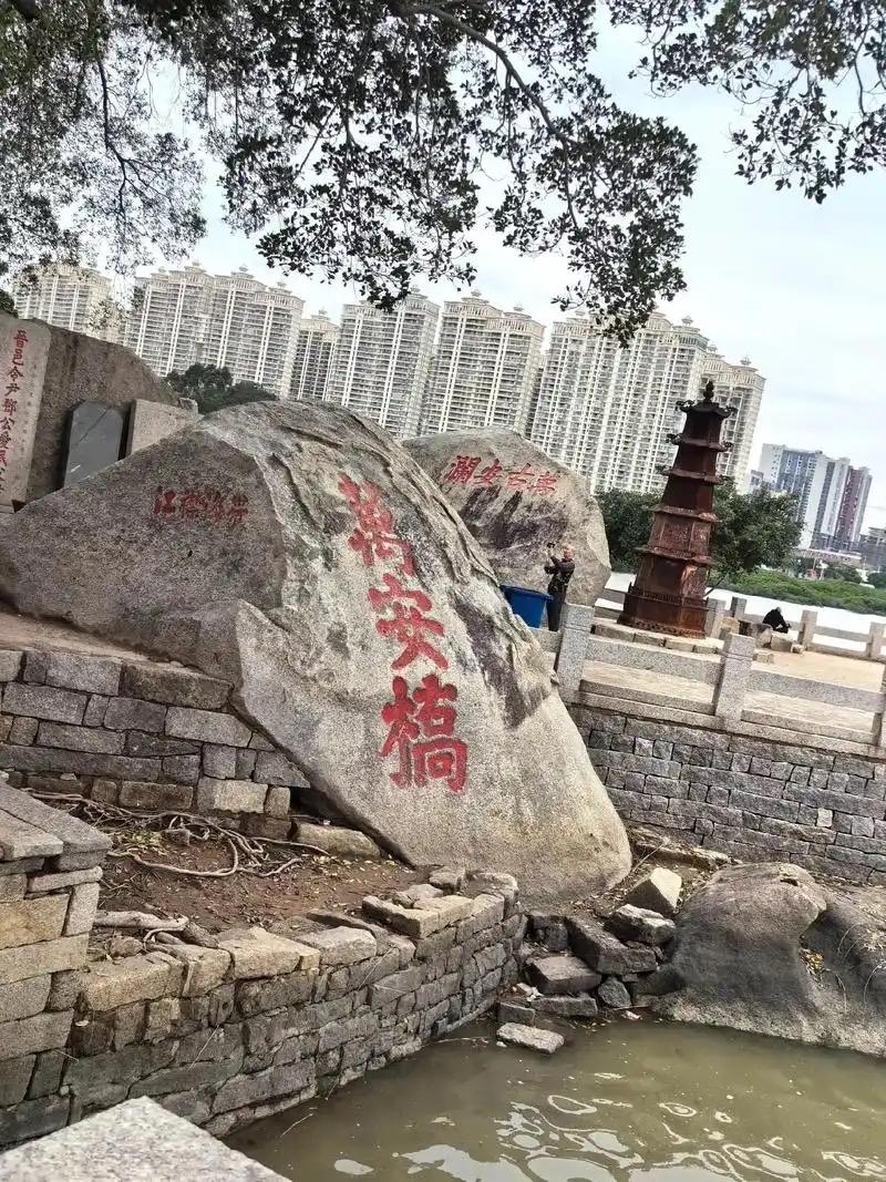 鹧鸪天 · 洛阳万安桥怀古

跨海长虹镇碧洲，随波引蛎复春秋。
蔡公蚁字还生愿，