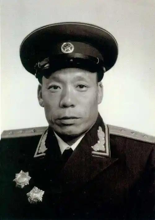 褚传禹任354团团长在朝鲜指挥两水洞战斗
 
1950年深秋，朝鲜半岛的山林间寒