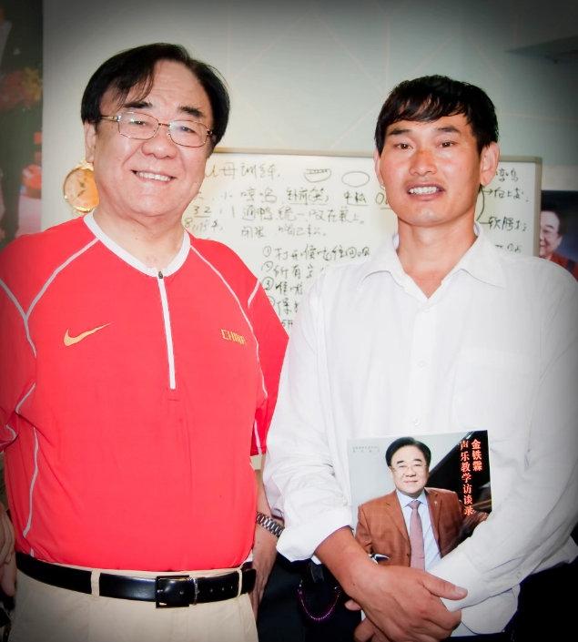朱之文和金铁霖，一张罕见的留影，这张照片拍摄于2012年3月，地点为北京中国音乐