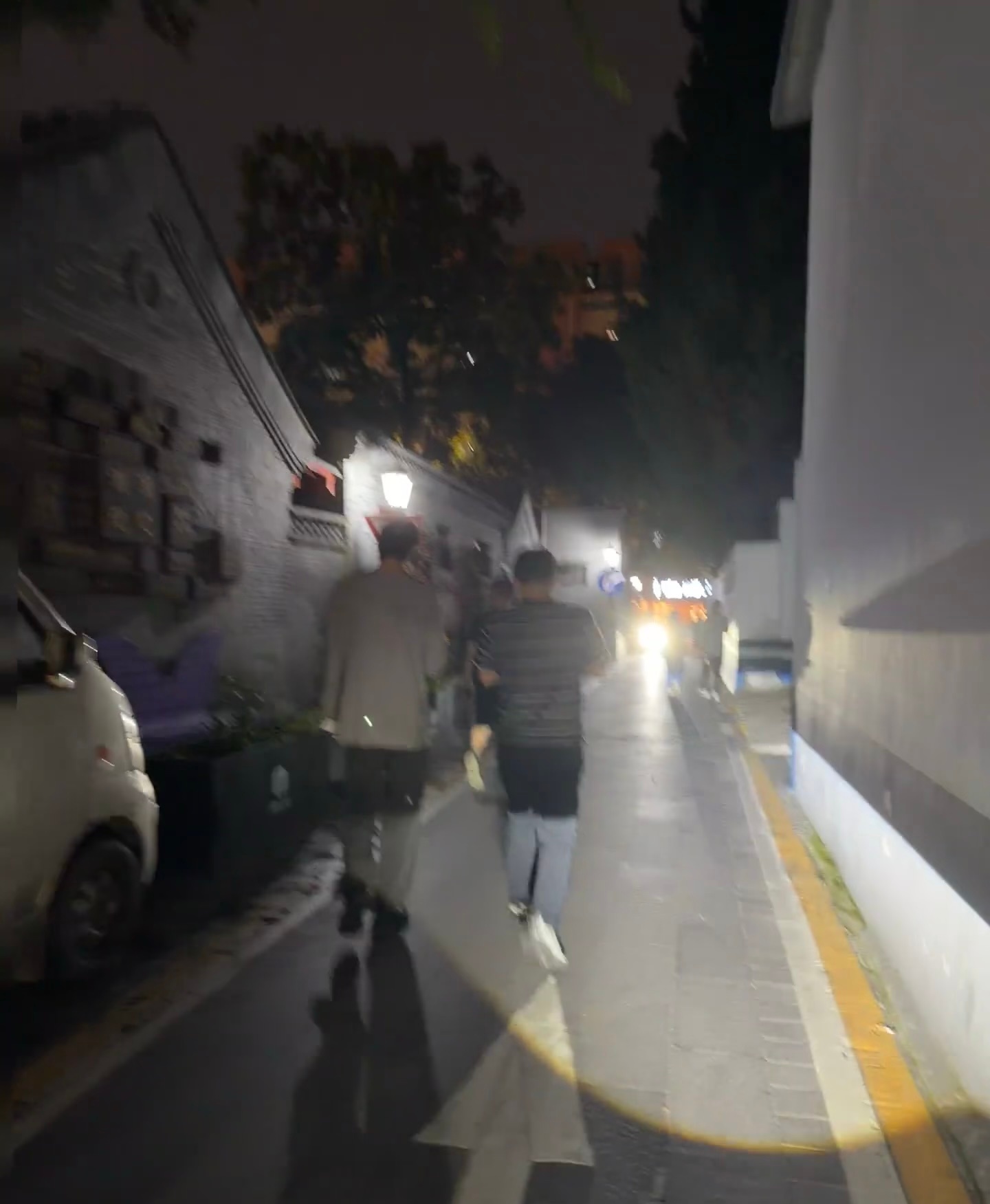 网友胡同口偶遇宋威龙偶遇宋威龙被助理否认 就是今天发播的鞋子好吗！你们俩就这样否