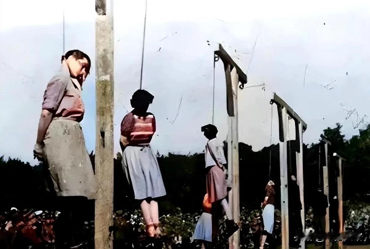 1946年的冬日，莫斯科寒风刺骨，冰雪覆盖大地，五名身穿华丽长裙、高跟鞋的女子被