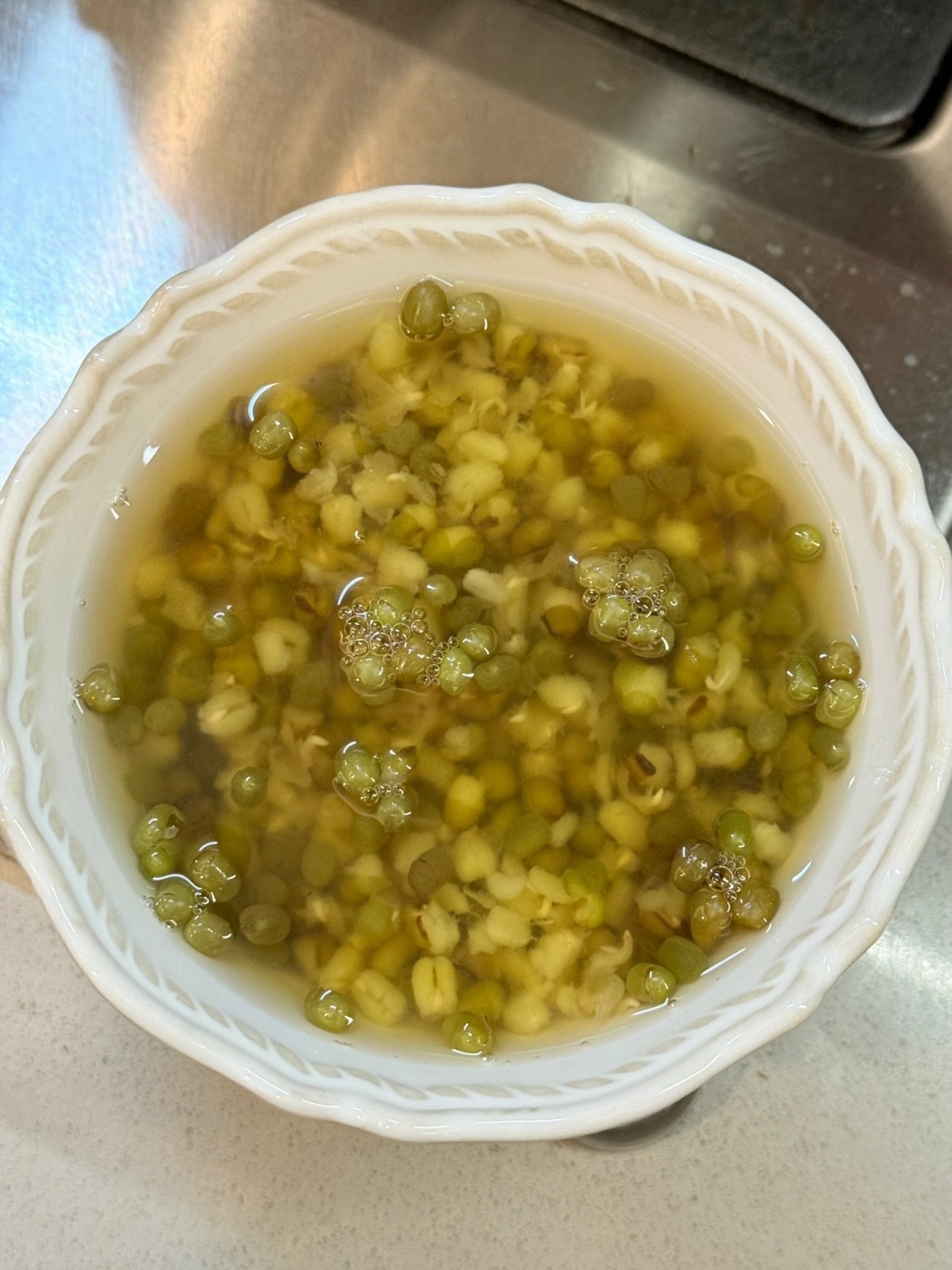 女子把绿豆汤当水喝致脑出血绿豆汤不是不能喝，只是当事人有高血压，绿豆汤稀释了降压
