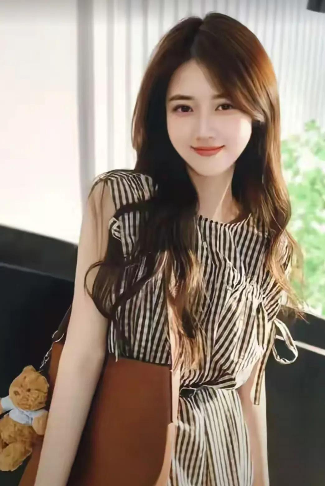 在这个充满诱惑与选择的世界里，她，34岁的晓晴，保持着一份难得的纯净与坚守。单身