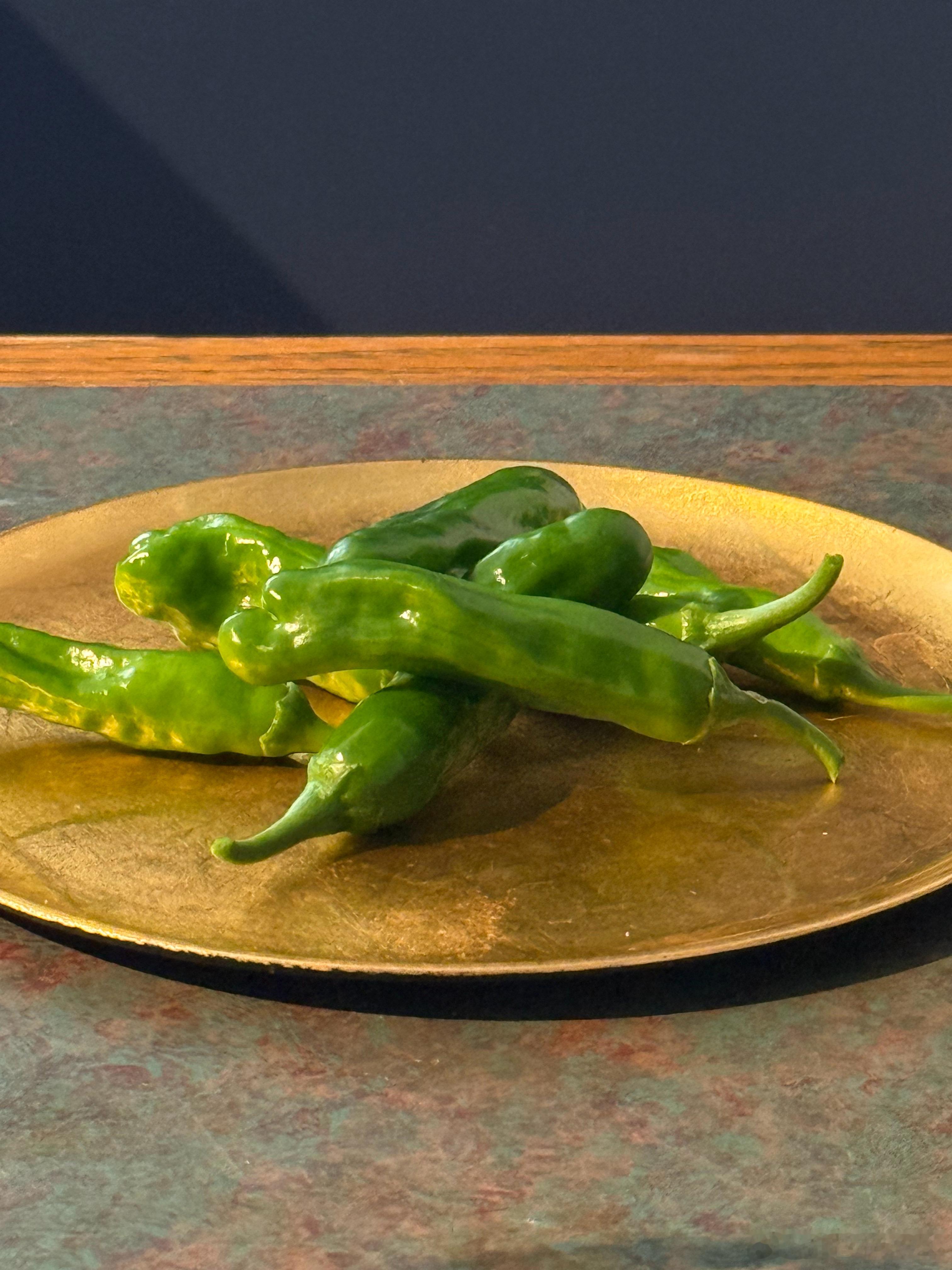 今年的第一波收成：Shishito pepper。这种日本辣椒很像杭椒，不辣，最