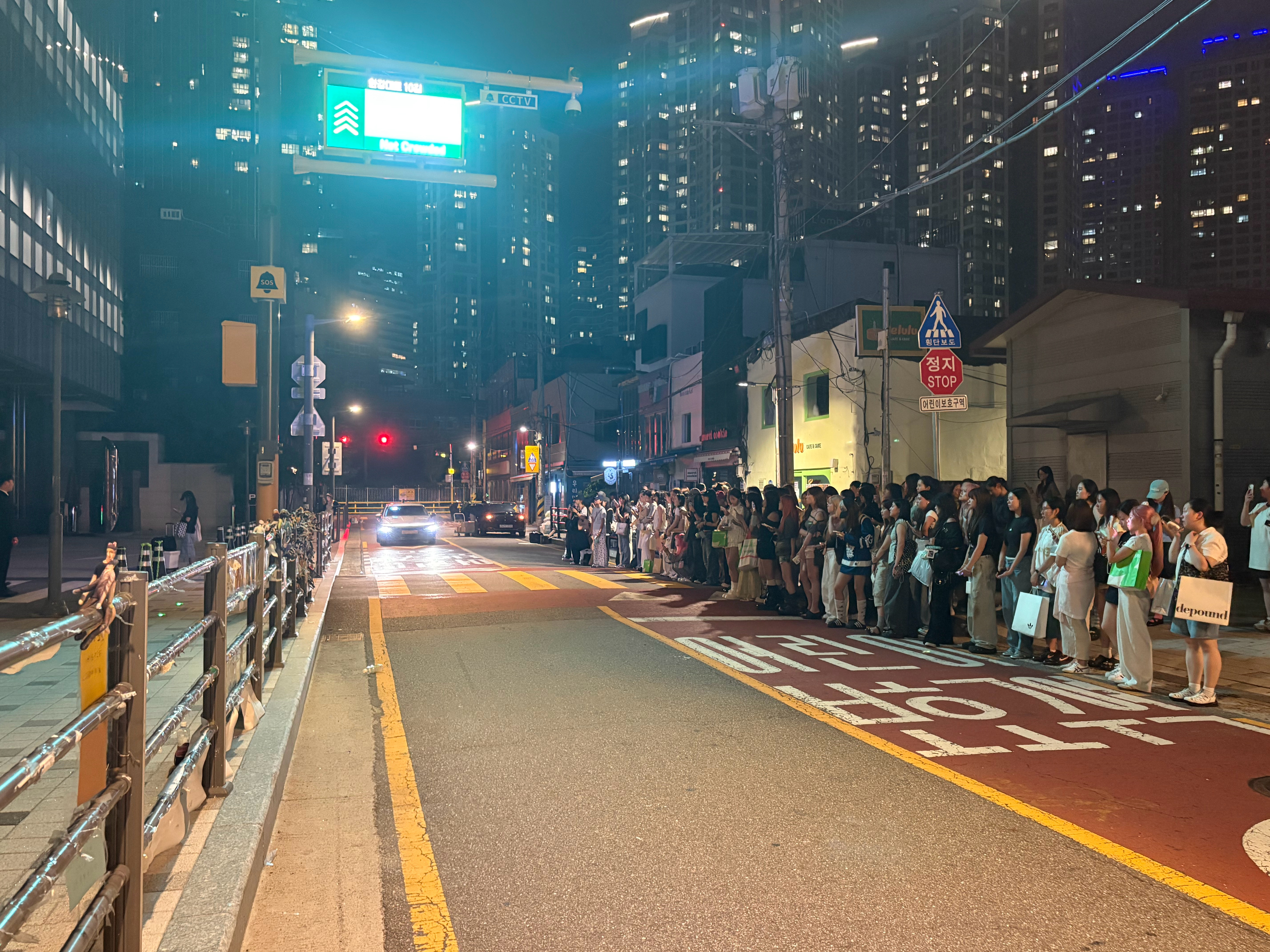 吗的第一次来hybe就在楼下站了半小时行注目礼 