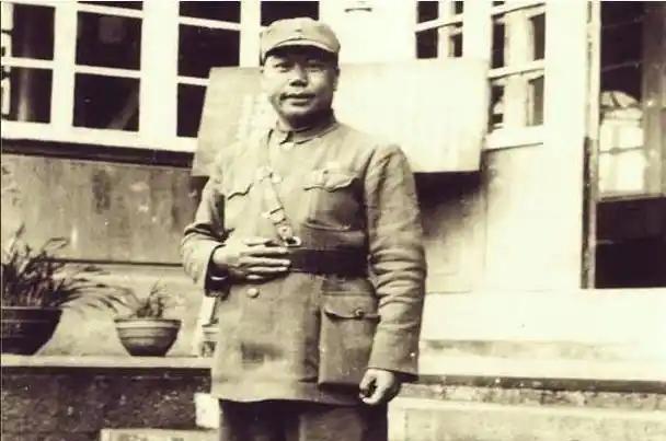 1946年7月，云南省警备总司令霍揆彰派人暗杀了著名的爱国民主人士李公朴、闻一多