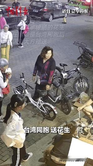 这就是中国人骨子里对台湾同胞的宠爱！一群来自台湾的游客大妈们，看到一家店门口有晾