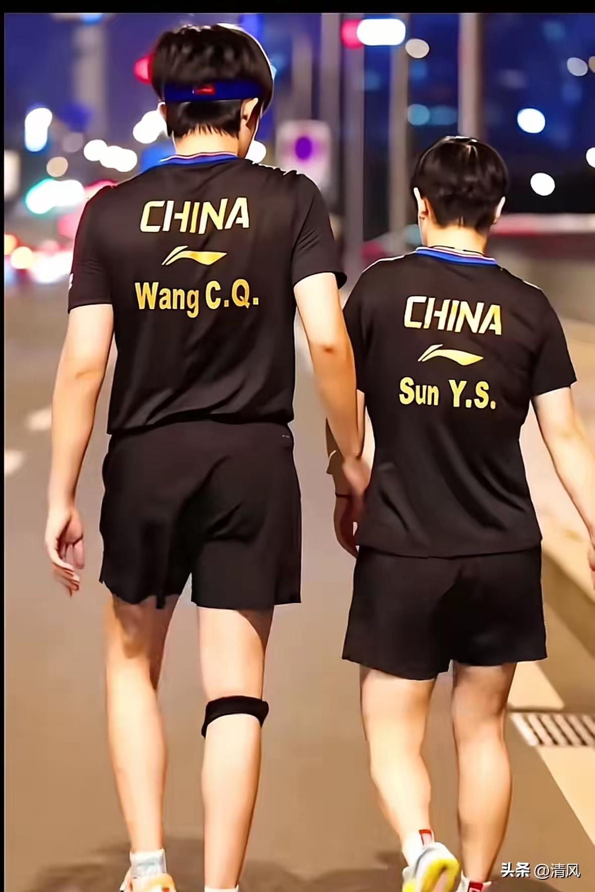 要是哪天看见她们并肩牵手走在一起，任何人都只会觉得理所应当，半分意外都不会有。