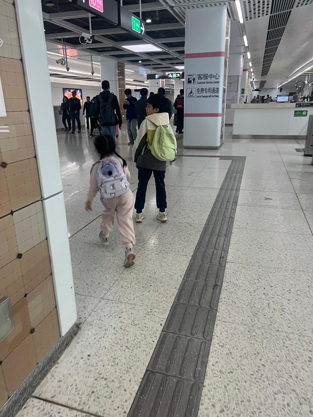 上午十点半出门，晚上十一点回到家，已累趴。啊，温暖的家。 