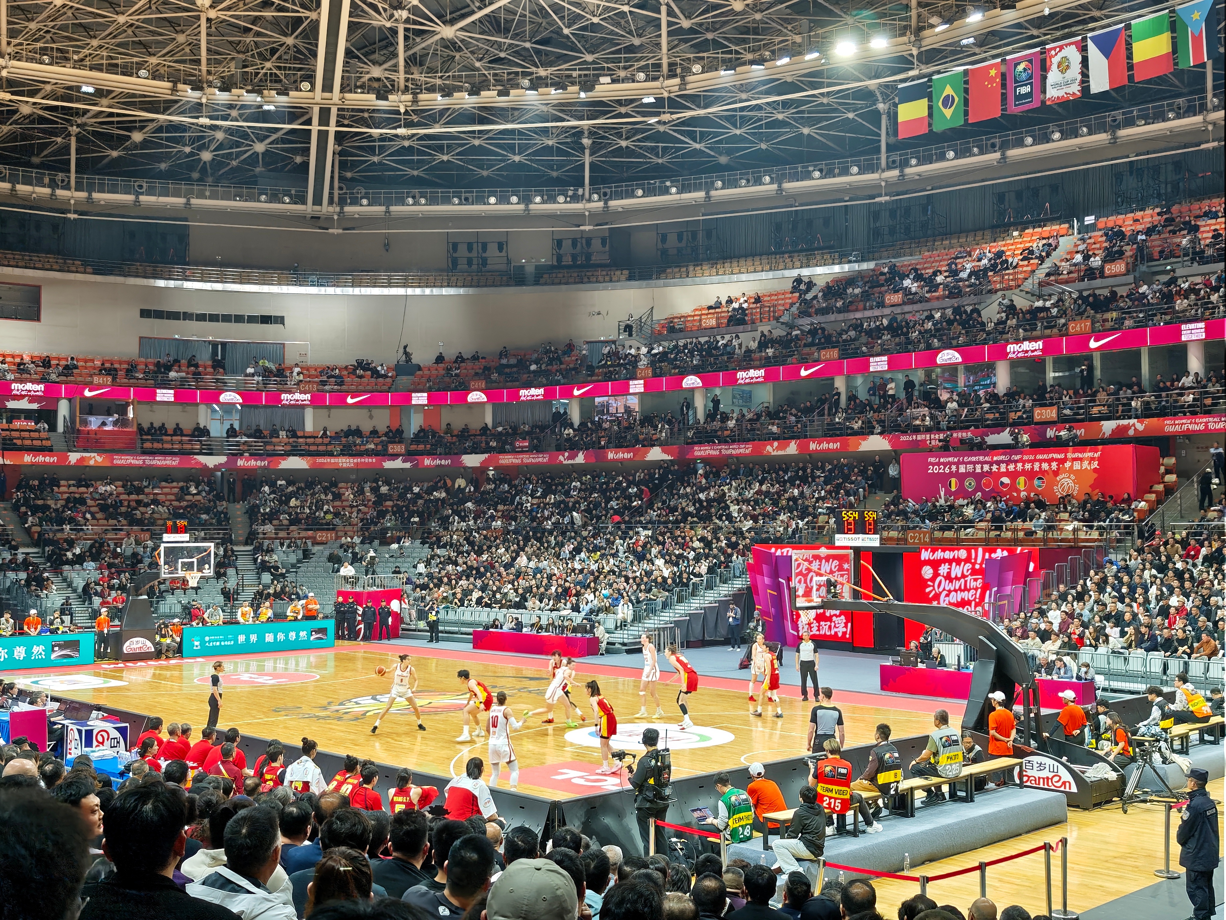 王思雨最后1分钟连得9分，帮助中国女篮84-74击败捷克！！继续加油！！中国女篮