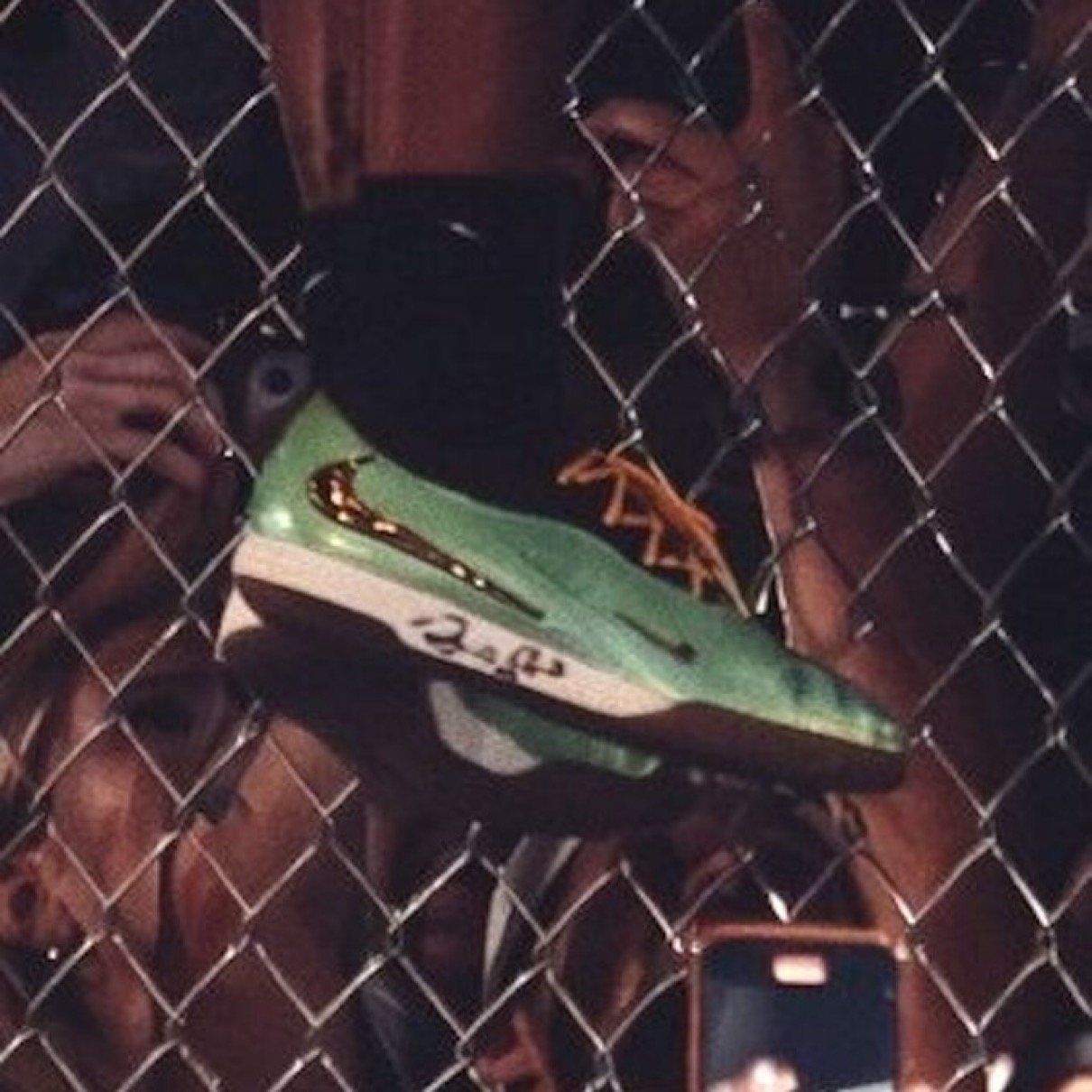 Travis Scott x Nike  未知新鞋 有点像足球款式 