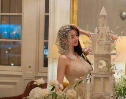 【黄晓明叶珂官宣恋情人设受质疑，躺枪的Angelababy没受影响，晒写真心情大