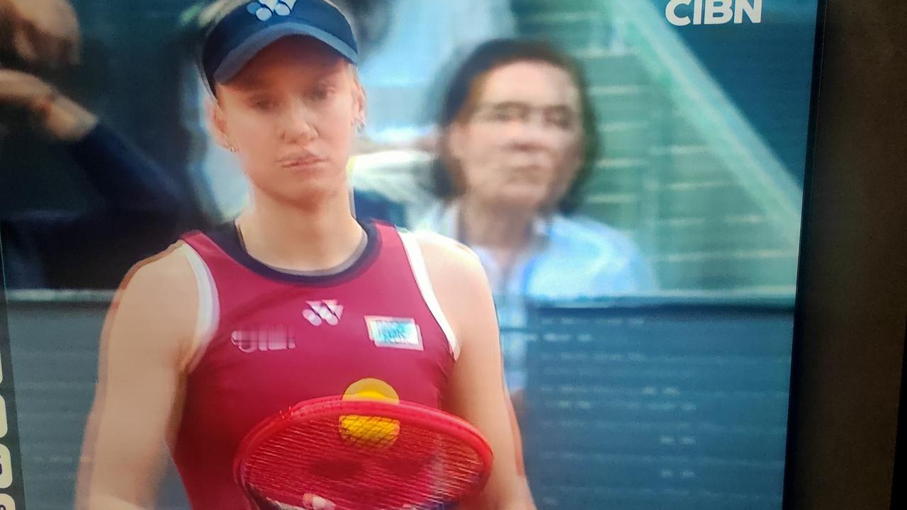 战胜郑钦文的世界二姐莱巴被爆冷！
        北京时间4月28日凌晨，WTA