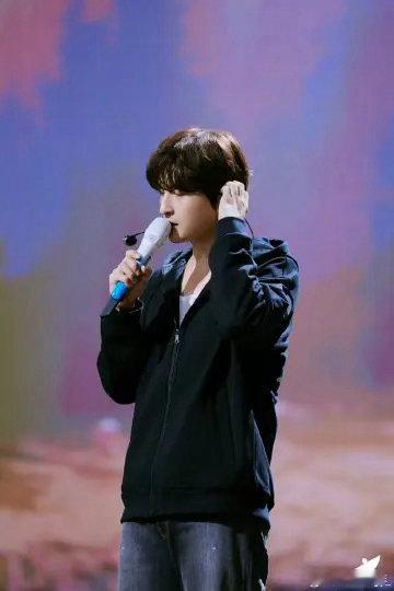 张远演唱会付完钱就把衣服穿上了 远子演唱会真是越来越有特色了，这个海报也有自己的