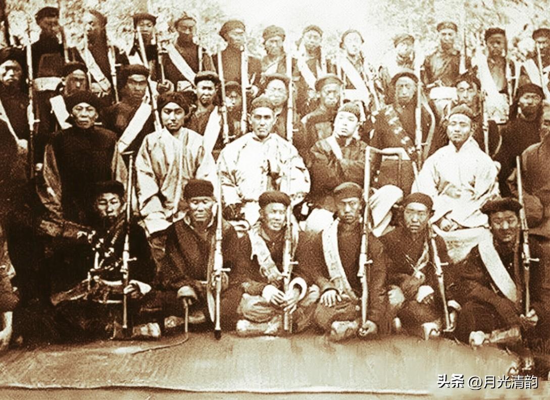 光绪二十六年义和团闹得正凶，山西的亲家派人连夜送信，说义和团要烧洋货铺，焦云朴当