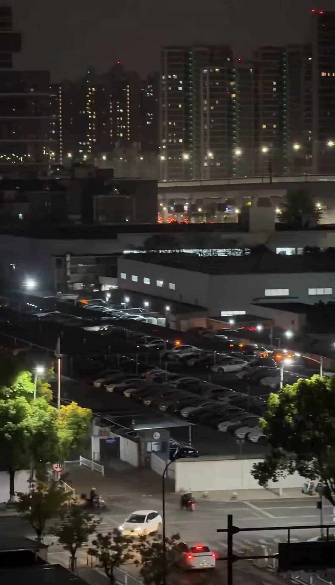 惠民消息：特斯拉杭州萧山交付中心今晚依然灯火通明、闪烁不停，工作人员正在加班加点