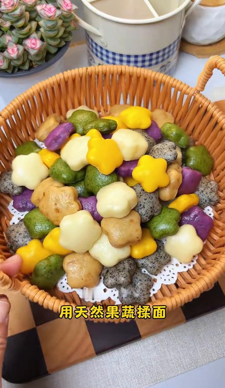 宝宝辅食新花样，果蔬小馒头来啦！
软糯香甜，颜值爆表，一口一个停不下来。
谁说辅