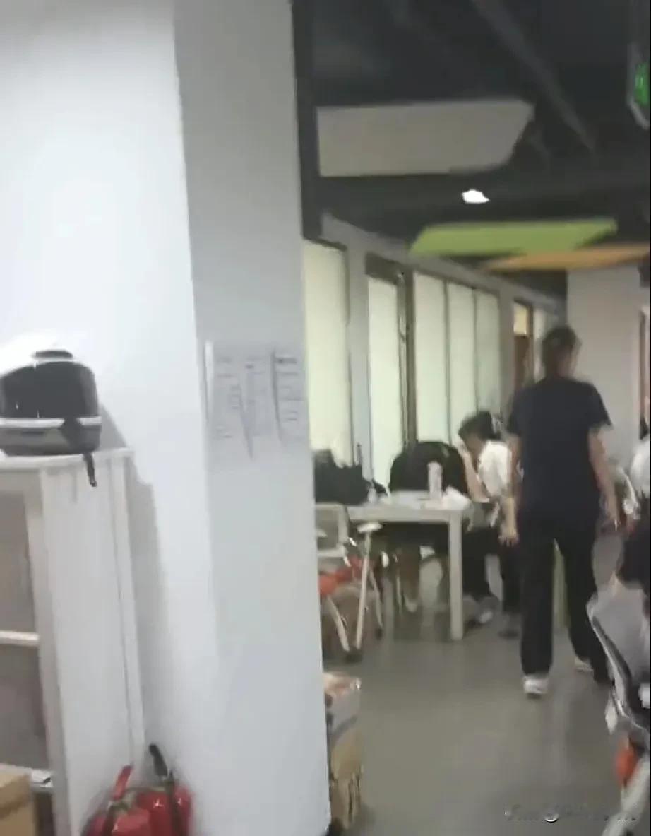 公司和半年前才招聘进来的42岁资深工程师商谈了优化补偿（赔偿了1个月工资），理由