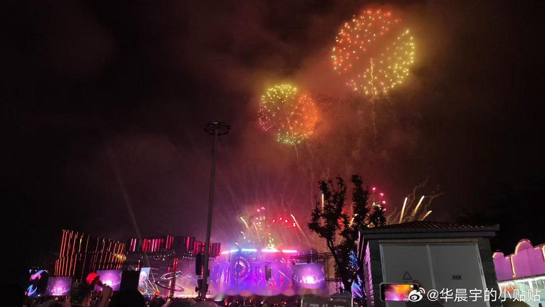 华晨宇雨中上演大规模烟花秀 华晨宇雨中上演大规模烟花秀，这排面直接拉满，雨都拦不