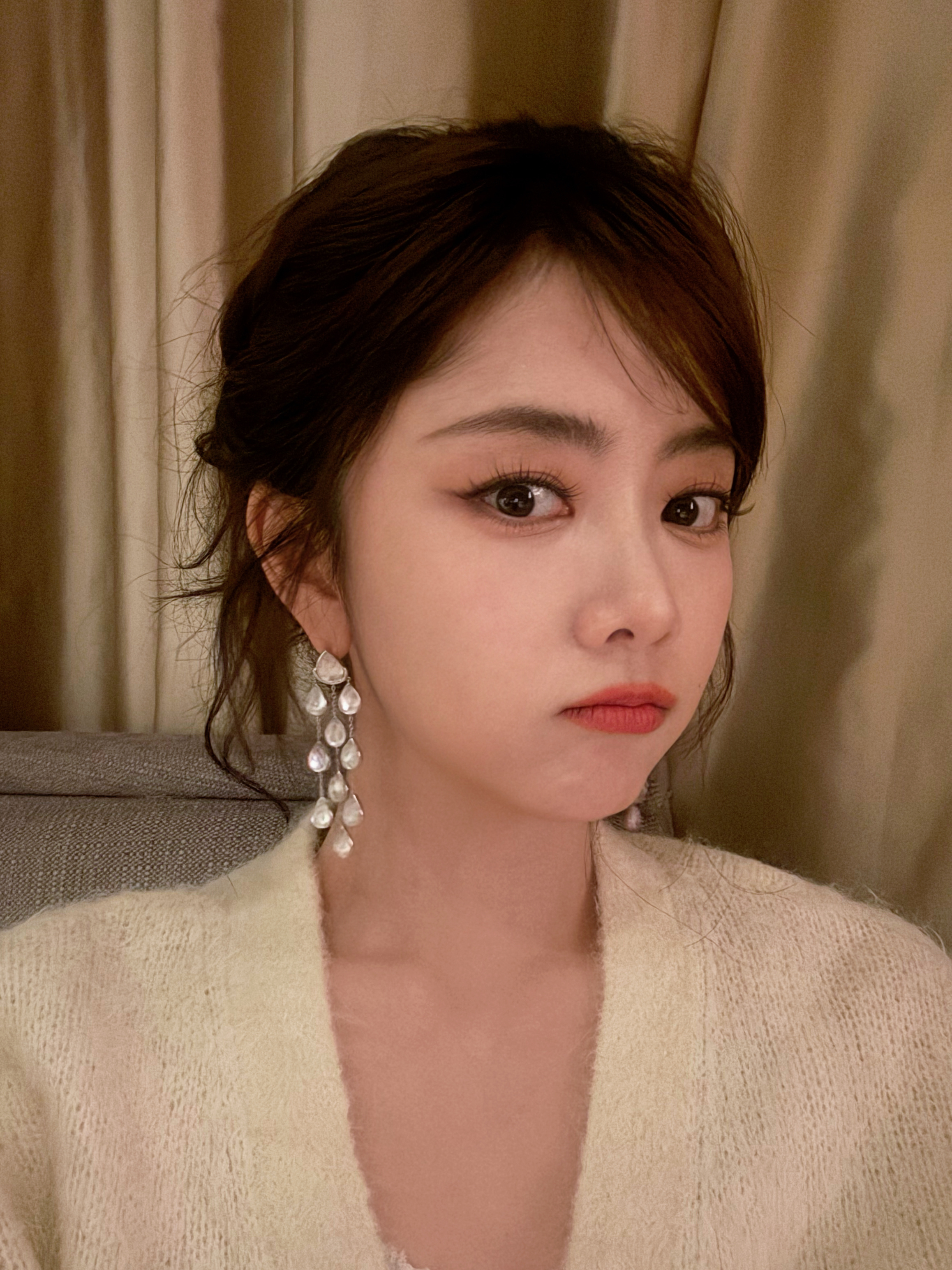 谭松韵 随机抖抖美貌记录🤳这是两小姐的侧面、正面、贴的心里面🫰🏻 