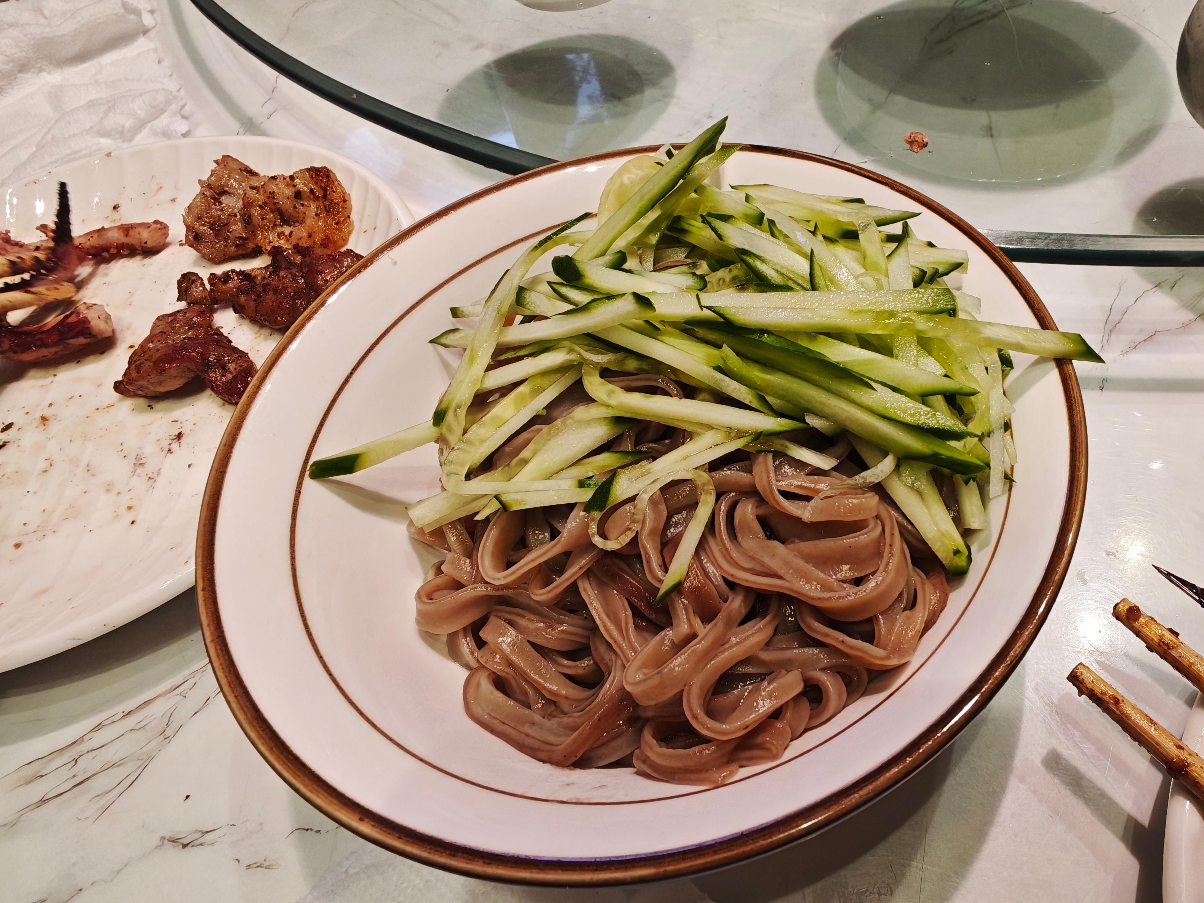 烟台的面还是好吃的，红薯面条，炸酱里面肉块还有鱼籽…我吃两碗，把娃的吃了，失态了